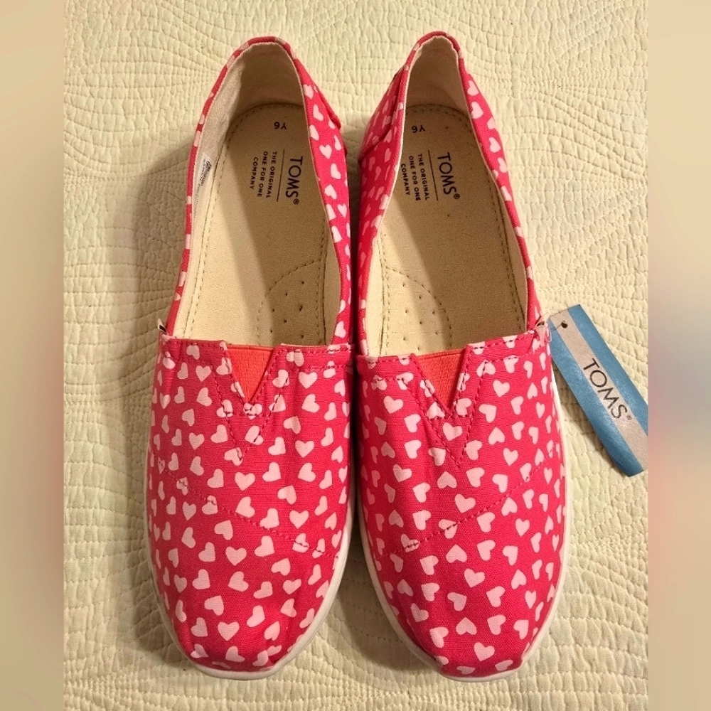 NWT TOMS Girls Belmont Raspberry Hearts Print Slip-On Shoes